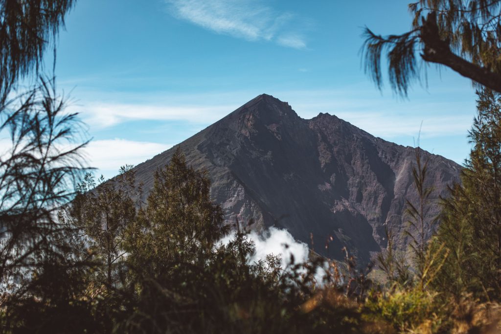 Fenomena Suhu Ekstrem 2 Derajat Celcius, Savana Propok di Kawasan Gunung Rinjani Diselimuti Lapisan Es View from tropical forest of Rinjani National Park on volcanic rocky mountain towering above clouds